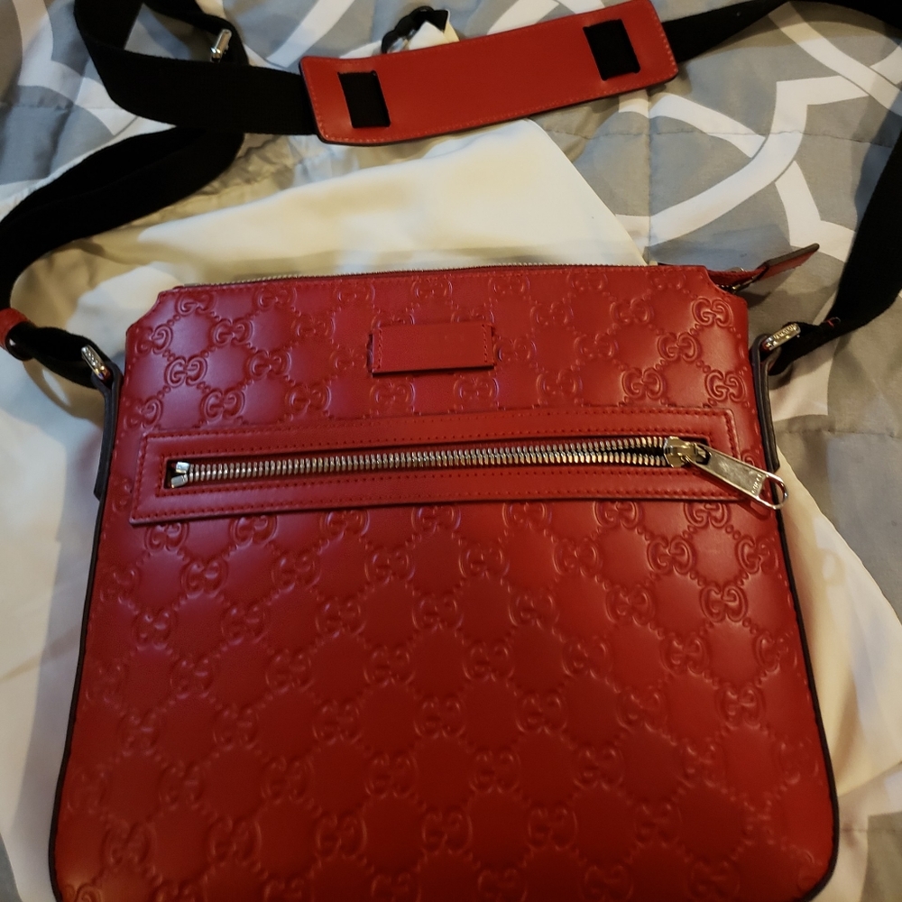 Gucci signature leather messenger bag